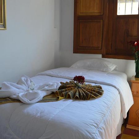 Hotel Y Galeria Uxlabil Antigua Bagian luar foto
