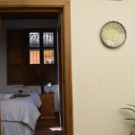 Hotel Y Galeria Uxlabil Antigua Bagian luar foto