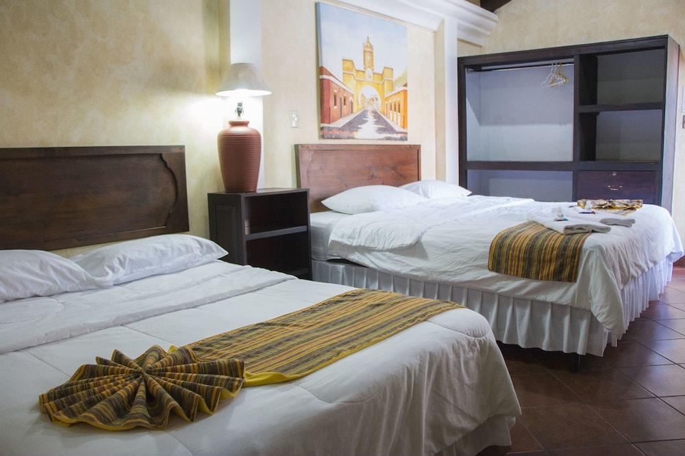 Hotel Y Galeria Uxlabil Antigua Bagian luar foto