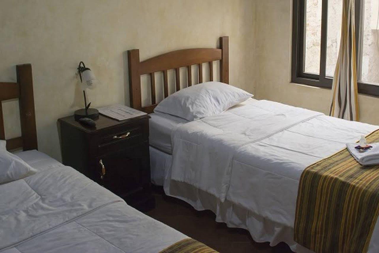 Hotel Y Galeria Uxlabil Antigua Bagian luar foto