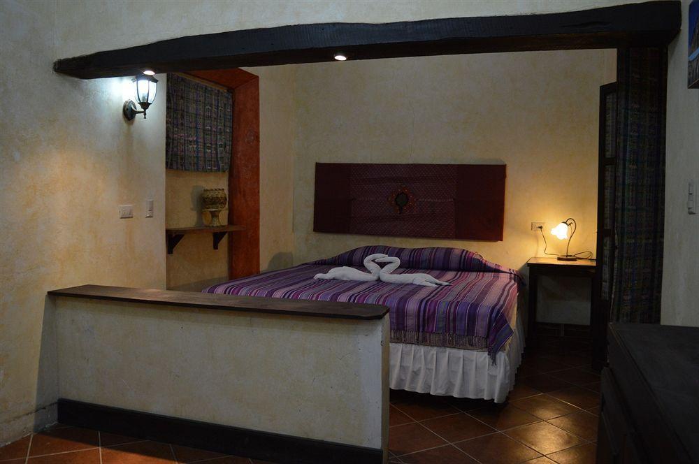 Hotel Y Galeria Uxlabil Antigua Bagian luar foto