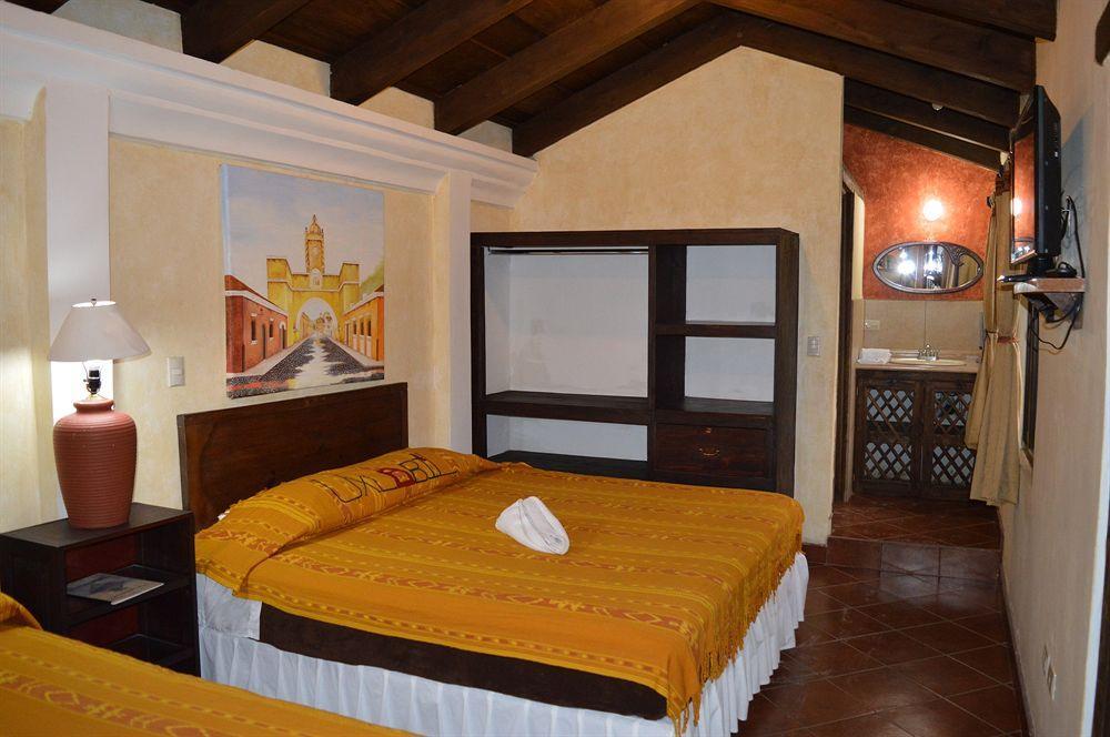 Hotel Y Galeria Uxlabil Antigua Bagian luar foto