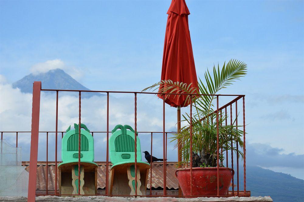 Hotel Y Galeria Uxlabil Antigua Bagian luar foto
