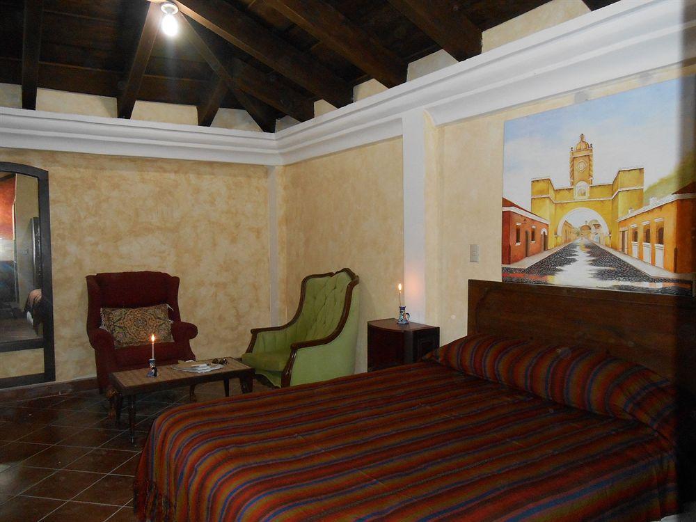 Hotel Y Galeria Uxlabil Antigua Bagian luar foto