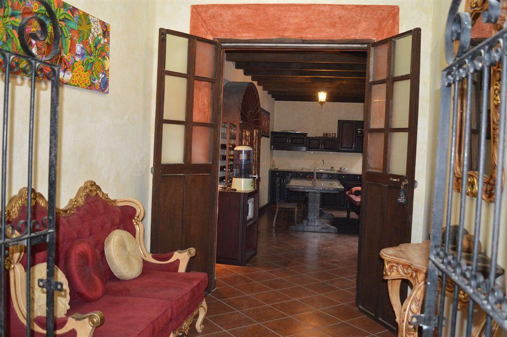Hotel Y Galeria Uxlabil Antigua Bagian luar foto