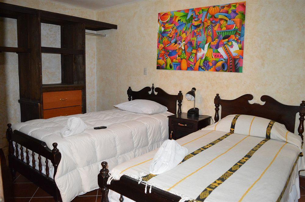 Hotel Y Galeria Uxlabil Antigua Bagian luar foto