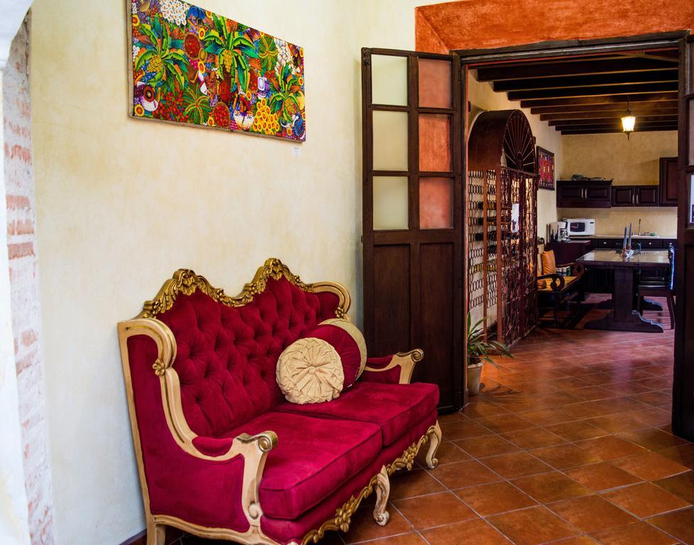 Hotel Y Galeria Uxlabil Antigua Bagian luar foto