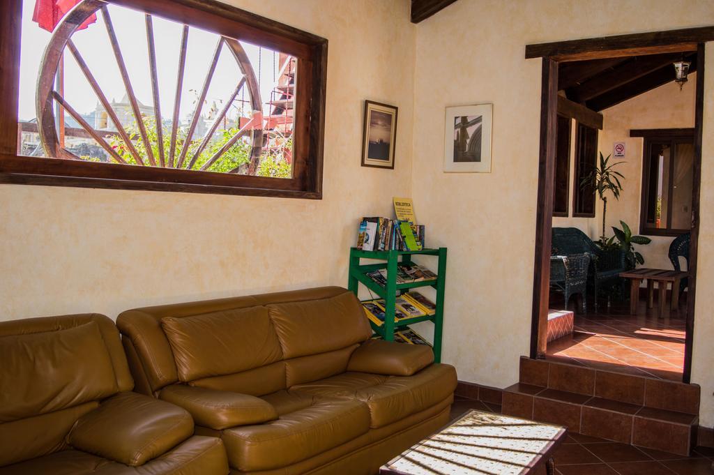 Hotel Y Galeria Uxlabil Antigua Bagian luar foto