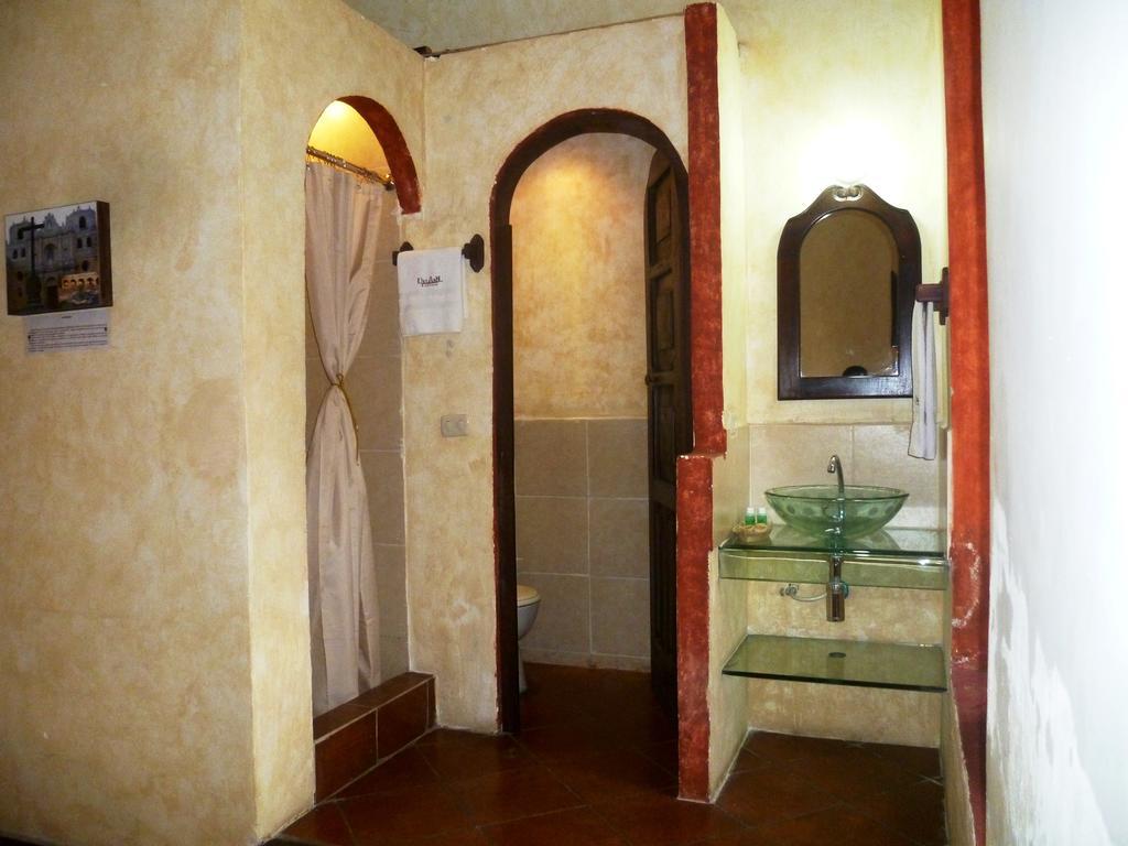 Hotel Y Galeria Uxlabil Antigua Ruang foto