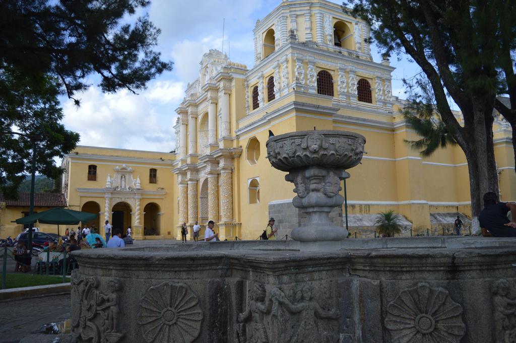 Hotel Y Galeria Uxlabil Antigua Bagian luar foto