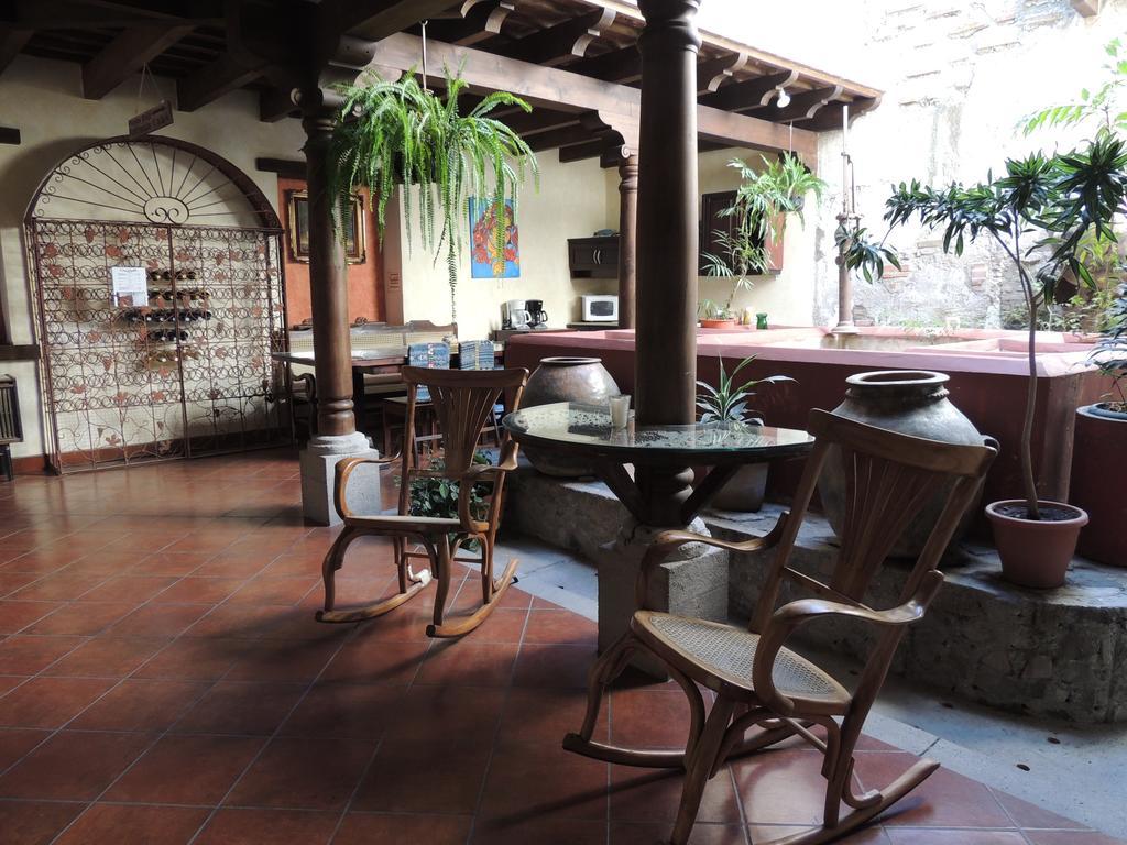 Hotel Y Galeria Uxlabil Antigua Bagian luar foto