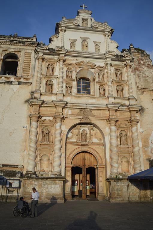 Hotel Y Galeria Uxlabil Antigua Bagian luar foto