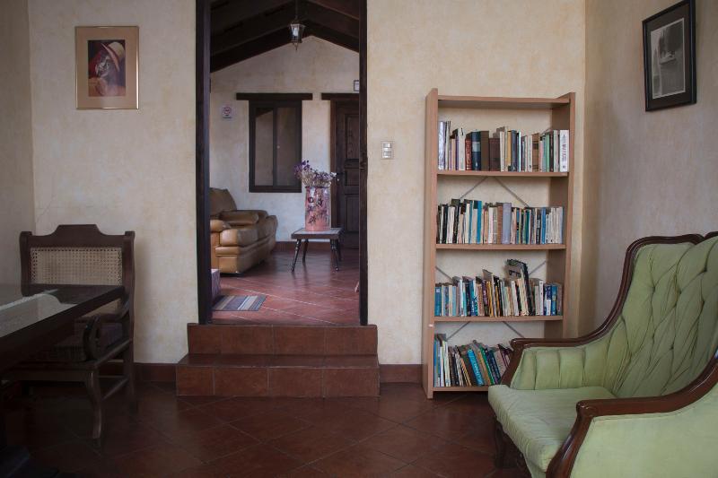 Hotel Y Galeria Uxlabil Antigua Bagian luar foto