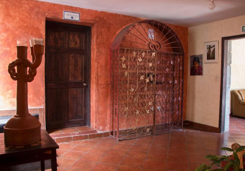 Hotel Y Galeria Uxlabil Antigua Bagian luar foto