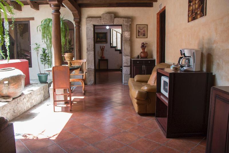 Hotel Y Galeria Uxlabil Antigua Bagian luar foto