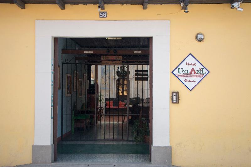 Hotel Y Galeria Uxlabil Antigua Bagian luar foto