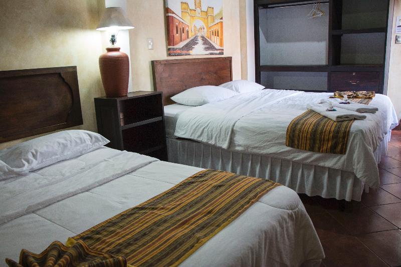 Hotel Y Galeria Uxlabil Antigua Bagian luar foto