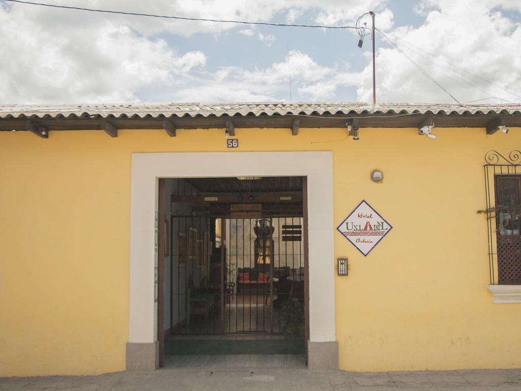 Hotel Y Galeria Uxlabil Antigua Bagian luar foto