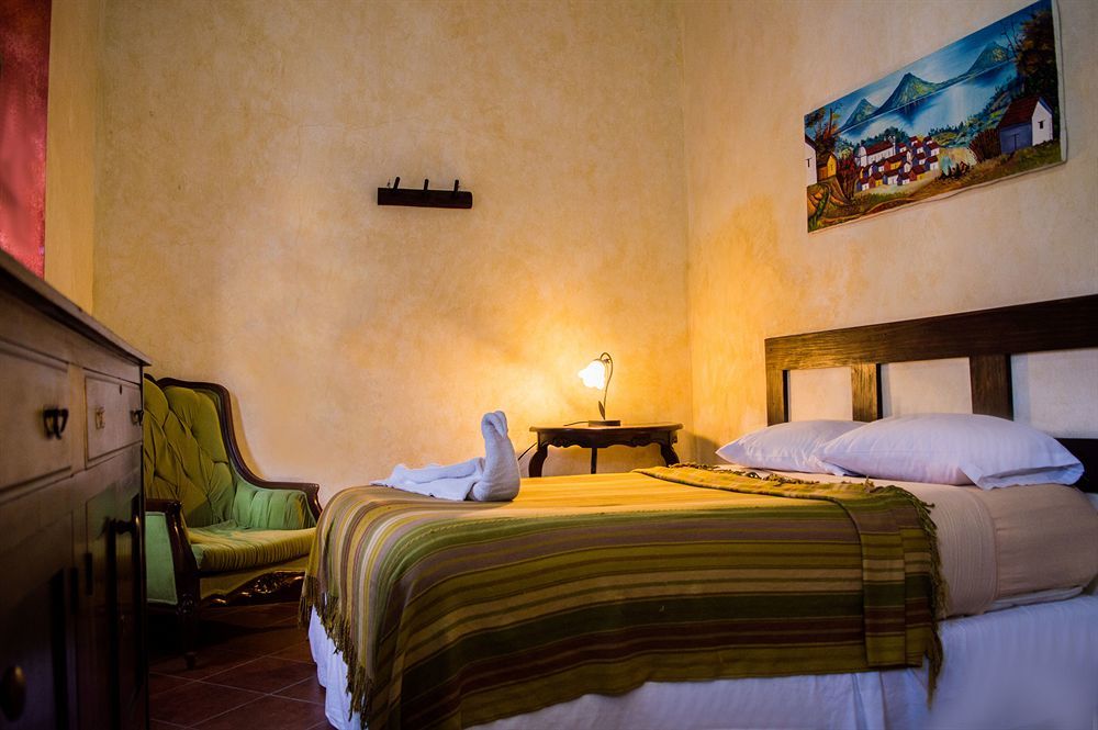 Hotel Y Galeria Uxlabil Antigua Bagian luar foto