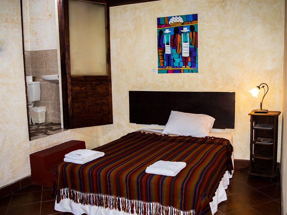 Hotel Y Galeria Uxlabil Antigua Bagian luar foto