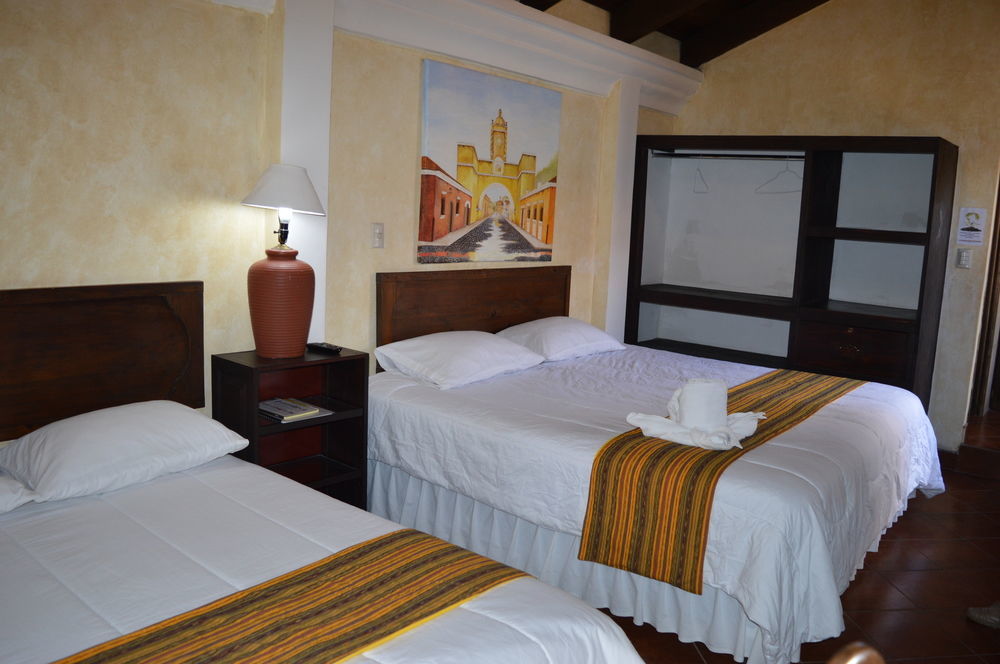 Hotel Y Galeria Uxlabil Antigua Bagian luar foto