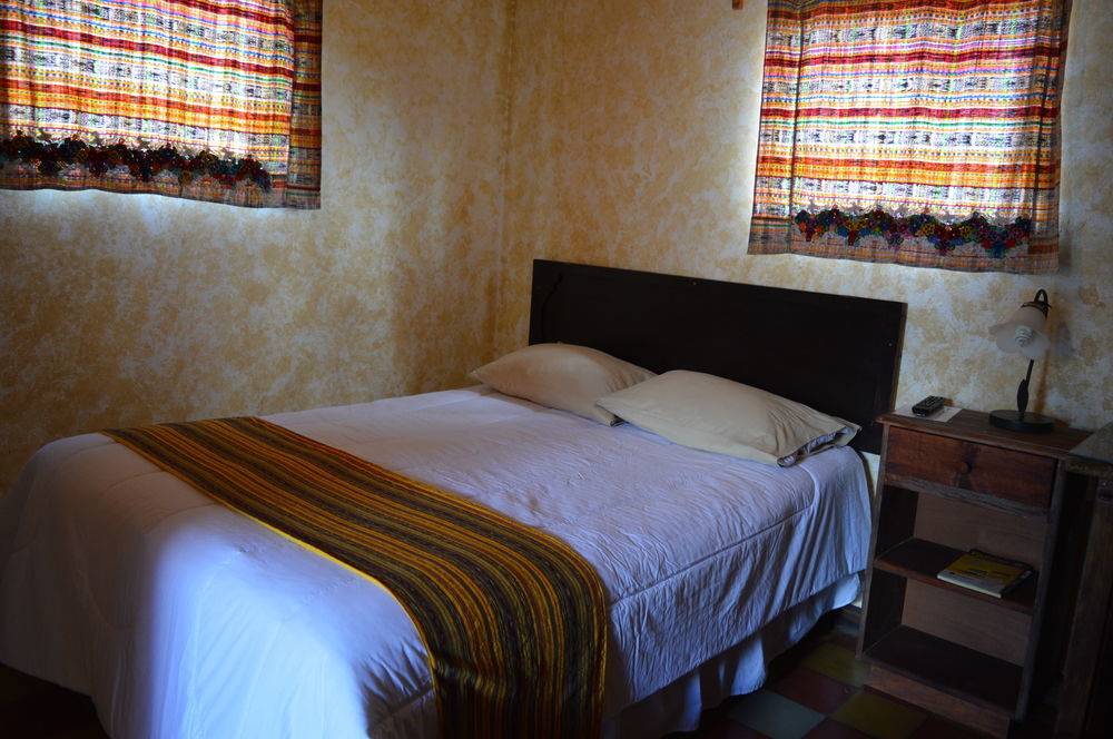 Hotel Y Galeria Uxlabil Antigua Bagian luar foto