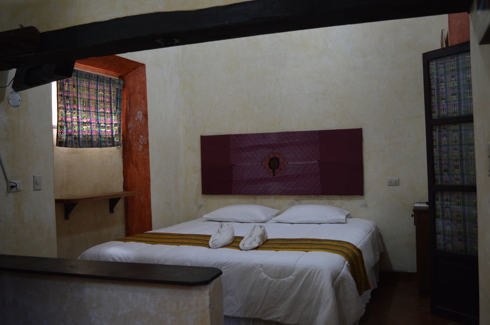 Hotel Y Galeria Uxlabil Antigua Bagian luar foto