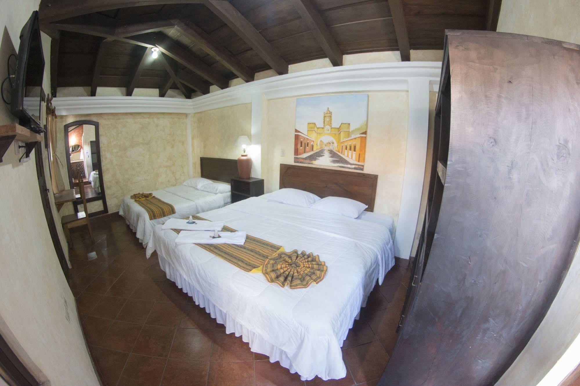 Hotel Y Galeria Uxlabil Antigua Bagian luar foto