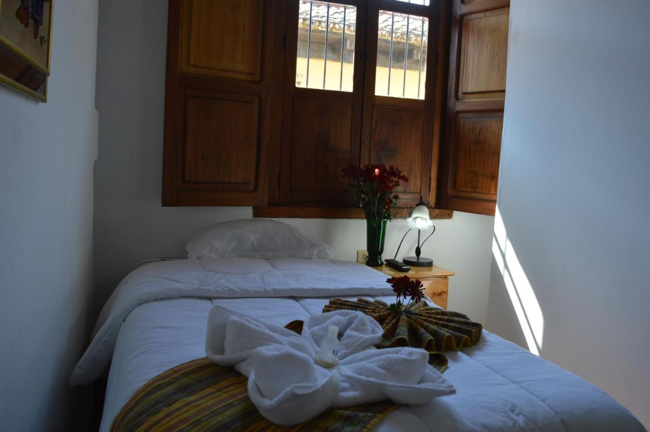 Hotel Y Galeria Uxlabil Antigua Bagian luar foto